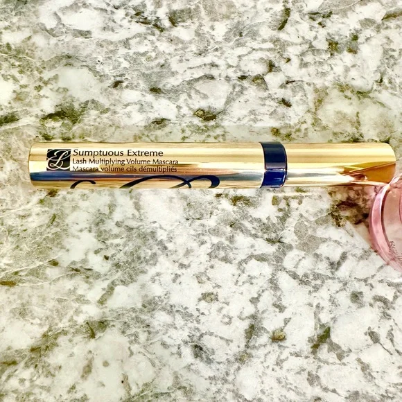 Estée Lauder Sumptuous Extreme Lash Multiplying Volume Mascara - Picture 2 of 4